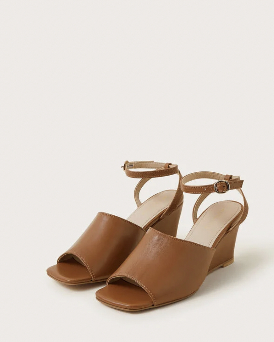 Wedge sandals tan
